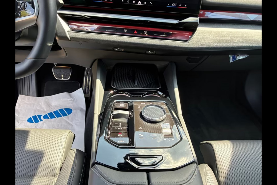 BMW 5 Serie 550e xDrive M-SPORT ** LED, LEDER, PANO, TREKH, ACC, HuD, MEMORY, 19-inch LMV ** Ex BMW-AG ** ** INFORMEER OOK NAAR ONZE AANTREKKELIJKE FINANCIAL-LEASE TARIEVEN **