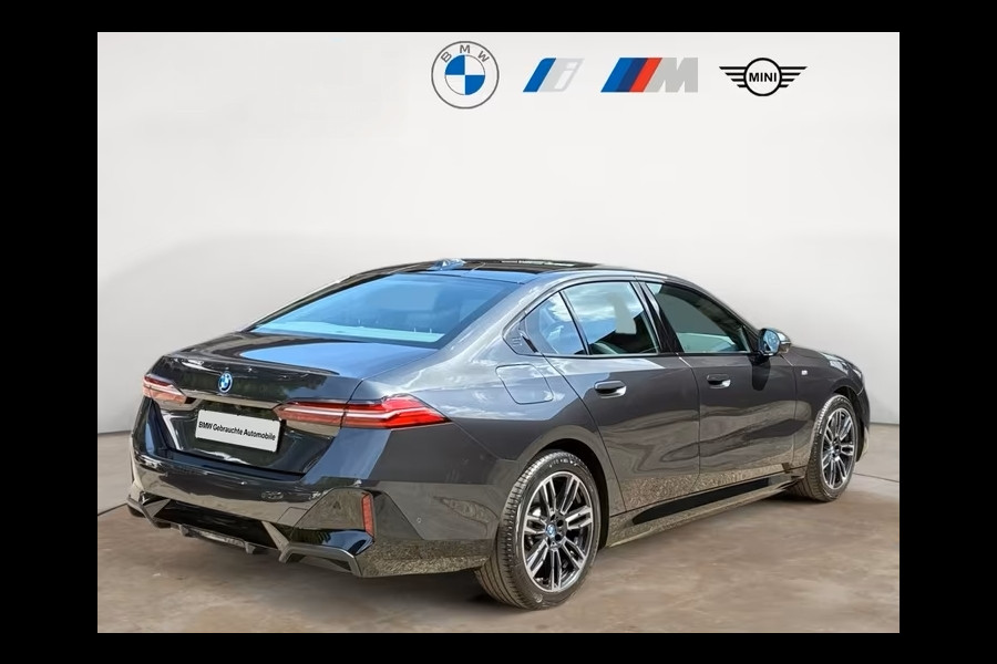 BMW 5 Serie 550e xDrive M-SPORT ** LED, LEDER, PANO, TREKH, ACC, HuD, MEMORY, 19-inch LMV ** Ex BMW-AG ** ** INFORMEER OOK NAAR ONZE AANTREKKELIJKE FINANCIAL-LEASE TARIEVEN **