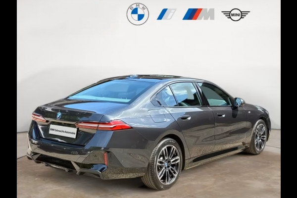BMW 5 Serie 550e xDrive M-SPORT ** LED, LEDER, PANO, TREKH, ACC, HuD, MEMORY, 19-inch LMV ** Ex BMW-AG ** ** INFORMEER OOK NAAR ONZE AANTREKKELIJKE FINANCIAL-LEASE TARIEVEN **