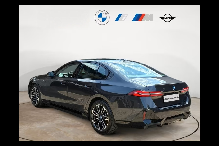 BMW 5 Serie 550e xDrive M-SPORT ** LED, LEDER, PANO, TREKH, ACC, HuD, MEMORY, 19-inch LMV ** Ex BMW-AG ** ** INFORMEER OOK NAAR ONZE AANTREKKELIJKE FINANCIAL-LEASE TARIEVEN **