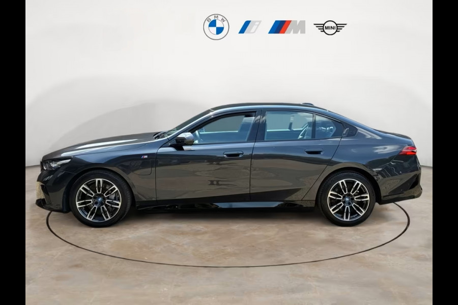 BMW 5 Serie 550e xDrive M-SPORT ** LED, LEDER, PANO, TREKH, ACC, HuD, MEMORY, 19-inch LMV ** Ex BMW-AG ** ** INFORMEER OOK NAAR ONZE AANTREKKELIJKE FINANCIAL-LEASE TARIEVEN **