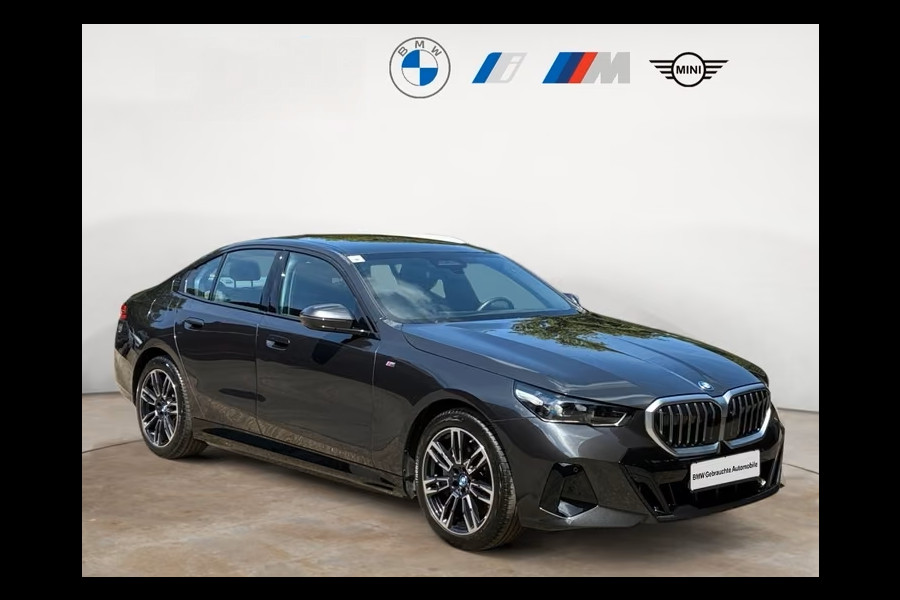 BMW 5 Serie 550e xDrive M-SPORT ** LED, LEDER, PANO, TREKH, ACC, HuD, MEMORY, 19-inch LMV ** Ex BMW-AG ** ** INFORMEER OOK NAAR ONZE AANTREKKELIJKE FINANCIAL-LEASE TARIEVEN **