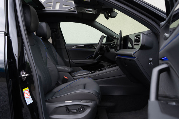 Volkswagen Tiguan 1.5 eHybrid R-Line / 5 jaar Fabrieksgarantie/ Stoelen met Massage & Koeling/ Panoramadak/ 200kW (272PK)