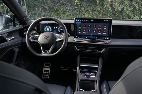 Volkswagen Tiguan 1.5 eHybrid R-Line / 5 jaar Fabrieksgarantie/ Stoelen met Massage & Koeling/ Panoramadak/ 200kW (272PK)