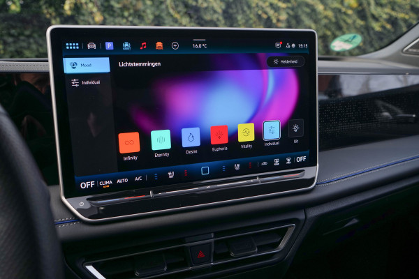 Volkswagen Tiguan 1.5 eHybrid R-Line / 5 jaar Fabrieksgarantie/ Stoelen met Massage & Koeling/ Panoramadak/ 200kW (272PK)