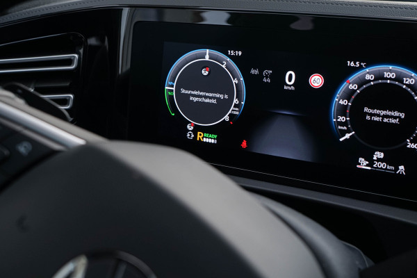 Volkswagen Tiguan 1.5 eHybrid R-Line / 5 jaar Fabrieksgarantie/ Stoelen met Massage & Koeling/ Panoramadak/ 200kW (272PK)