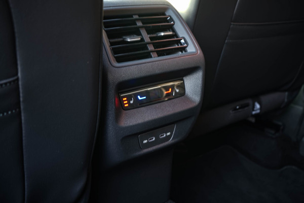 Volkswagen Tiguan 1.5 eHybrid R-Line / 5 jaar Fabrieksgarantie/ Stoelen met Massage & Koeling/ Panoramadak/ 200kW (272PK)