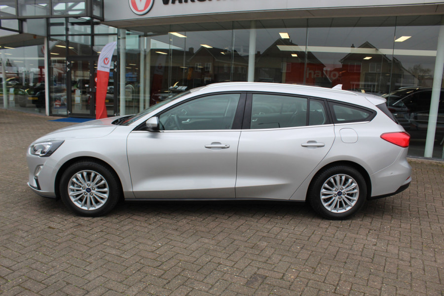 Ford FOCUS Wagon 1.0-125pk EcoBoost Mild-hybrid Titanium. Mooie, ruime, luxe en comfortabele Ford Focus wagon. Volautm. airco dual, camera, easy entry/easy go, stoel-, stuur- en voorraamverw., cruise control, Isofix, side- en lane assist, parkeersensoren v+a, LM wielen etc.