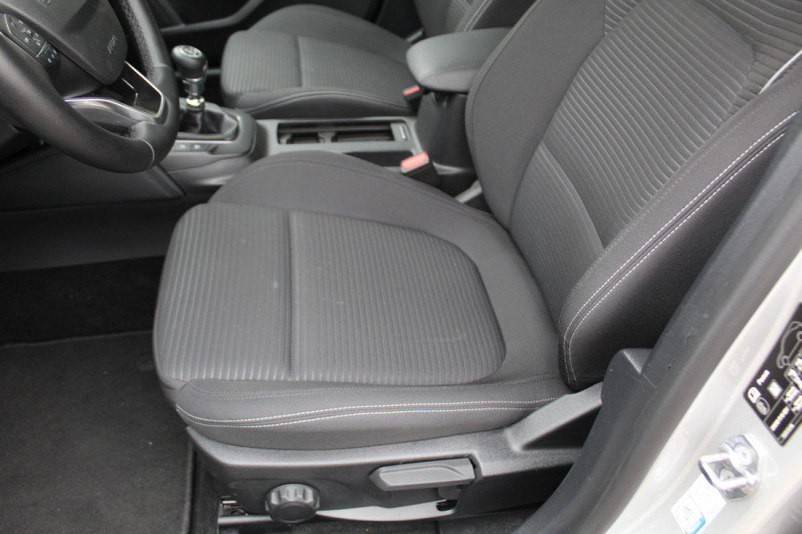 Ford FOCUS Wagon 1.0-125pk EcoBoost Mild-hybrid Titanium. Mooie, ruime, luxe en comfortabele Ford Focus wagon. Volautm. airco dual, camera, easy entry/easy go, stoel-, stuur- en voorraamverw., cruise control, Isofix, side- en lane assist, parkeersensoren v+a, LM wielen etc.