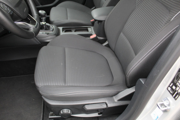Ford FOCUS Wagon 1.0-125pk EcoBoost Mild-hybrid Titanium. Mooie, ruime, luxe en comfortabele Ford Focus wagon. Volautm. airco dual, camera, easy entry/easy go, stoel-, stuur- en voorraamverw., cruise control, Isofix, side- en lane assist, parkeersensoren v+a, LM wielen etc.