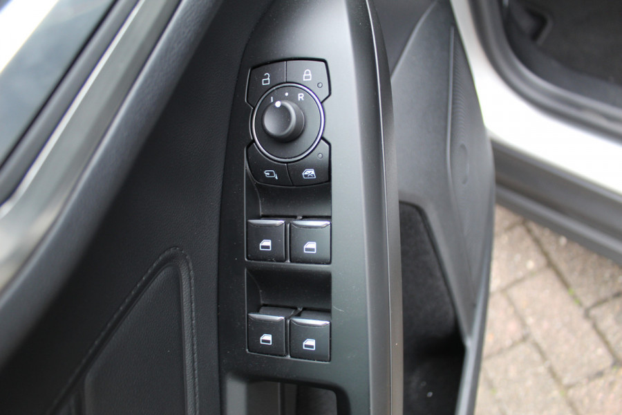 Ford FOCUS Wagon 1.0-125pk EcoBoost Mild-hybrid Titanium. Mooie, ruime, luxe en comfortabele Ford Focus wagon. Volautm. airco dual, camera, easy entry/easy go, stoel-, stuur- en voorraamverw., cruise control, Isofix, side- en lane assist, parkeersensoren v+a, LM wielen etc.