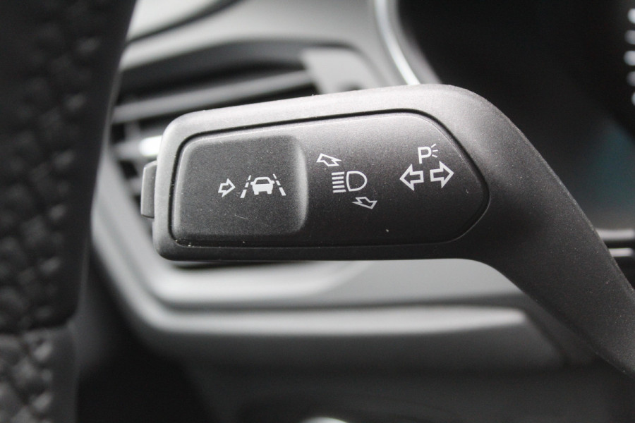 Ford FOCUS Wagon 1.0-125pk EcoBoost Mild-hybrid Titanium. Mooie, ruime, luxe en comfortabele Ford Focus wagon. Volautm. airco dual, camera, easy entry/easy go, stoel-, stuur- en voorraamverw., cruise control, Isofix, side- en lane assist, parkeersensoren v+a, LM wielen etc.