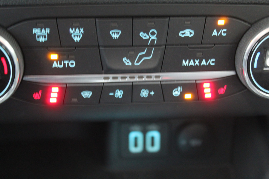 Ford FOCUS Wagon 1.0-125pk EcoBoost Mild-hybrid Titanium. Mooie, ruime, luxe en comfortabele Ford Focus wagon. Volautm. airco dual, camera, easy entry/easy go, stoel-, stuur- en voorraamverw., cruise control, Isofix, side- en lane assist, parkeersensoren v+a, LM wielen etc.
