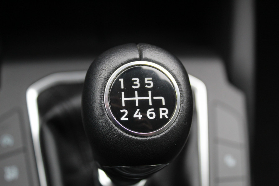 Ford FOCUS Wagon 1.0-125pk EcoBoost Mild-hybrid Titanium. Mooie, ruime, luxe en comfortabele Ford Focus wagon. Volautm. airco dual, camera, easy entry/easy go, stoel-, stuur- en voorraamverw., cruise control, Isofix, side- en lane assist, parkeersensoren v+a, LM wielen etc.