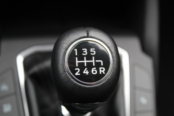 Ford FOCUS Wagon 1.0-125pk EcoBoost Mild-hybrid Titanium. Mooie, ruime, luxe en comfortabele Ford Focus wagon. Volautm. airco dual, camera, easy entry/easy go, stoel-, stuur- en voorraamverw., cruise control, Isofix, side- en lane assist, parkeersensoren v+a, LM wielen etc.
