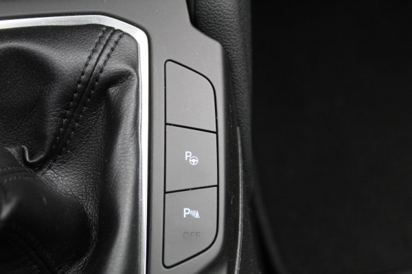 Ford FOCUS Wagon 1.0-125pk EcoBoost Mild-hybrid Titanium. Mooie, ruime, luxe en comfortabele Ford Focus wagon. Volautm. airco dual, camera, easy entry/easy go, stoel-, stuur- en voorraamverw., cruise control, Isofix, side- en lane assist, parkeersensoren v+a, LM wielen etc.