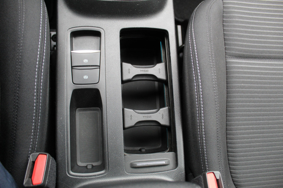 Ford FOCUS Wagon 1.0-125pk EcoBoost Mild-hybrid Titanium. Mooie, ruime, luxe en comfortabele Ford Focus wagon. Volautm. airco dual, camera, easy entry/easy go, stoel-, stuur- en voorraamverw., cruise control, Isofix, side- en lane assist, parkeersensoren v+a, LM wielen etc.