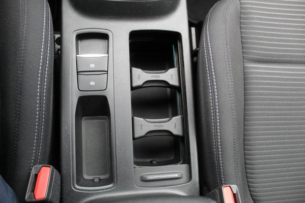 Ford FOCUS Wagon 1.0-125pk EcoBoost Mild-hybrid Titanium. Mooie, ruime, luxe en comfortabele Ford Focus wagon. Volautm. airco dual, camera, easy entry/easy go, stoel-, stuur- en voorraamverw., cruise control, Isofix, side- en lane assist, parkeersensoren v+a, LM wielen etc.