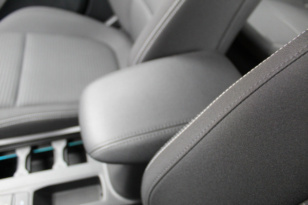 Ford FOCUS Wagon 1.0-125pk EcoBoost Mild-hybrid Titanium. Mooie, ruime, luxe en comfortabele Ford Focus wagon. Volautm. airco dual, camera, easy entry/easy go, stoel-, stuur- en voorraamverw., cruise control, Isofix, side- en lane assist, parkeersensoren v+a, LM wielen etc.