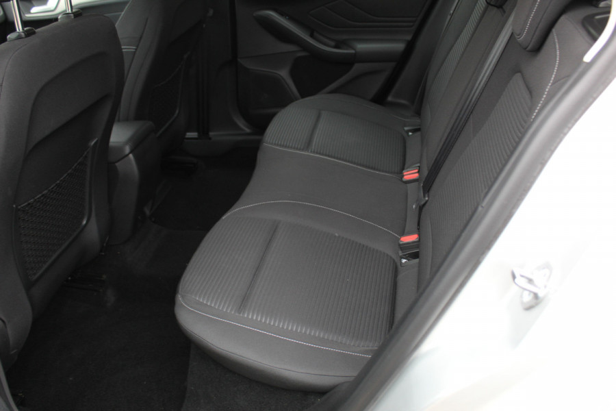 Ford FOCUS Wagon 1.0-125pk EcoBoost Mild-hybrid Titanium. Mooie, ruime, luxe en comfortabele Ford Focus wagon. Volautm. airco dual, camera, easy entry/easy go, stoel-, stuur- en voorraamverw., cruise control, Isofix, side- en lane assist, parkeersensoren v+a, LM wielen etc.