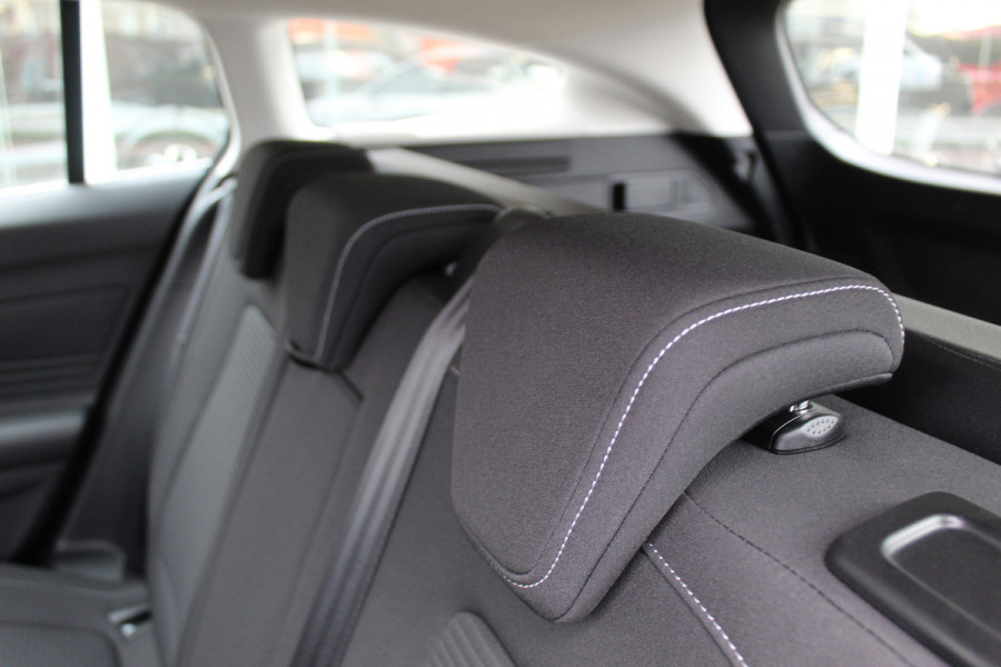 Ford FOCUS Wagon 1.0-125pk EcoBoost Mild-hybrid Titanium. Mooie, ruime, luxe en comfortabele Ford Focus wagon. Volautm. airco dual, camera, easy entry/easy go, stoel-, stuur- en voorraamverw., cruise control, Isofix, side- en lane assist, parkeersensoren v+a, LM wielen etc.