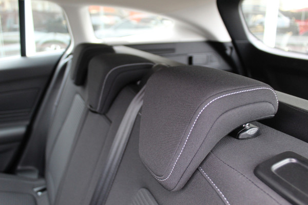 Ford FOCUS Wagon 1.0-125pk EcoBoost Mild-hybrid Titanium. Mooie, ruime, luxe en comfortabele Ford Focus wagon. Volautm. airco dual, camera, easy entry/easy go, stoel-, stuur- en voorraamverw., cruise control, Isofix, side- en lane assist, parkeersensoren v+a, LM wielen etc.