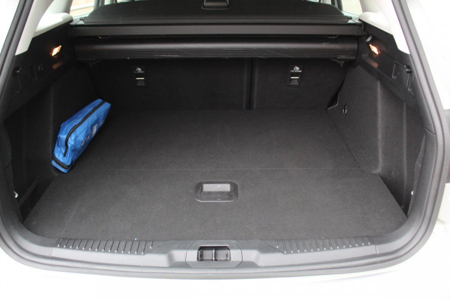 Ford FOCUS Wagon 1.0-125pk EcoBoost Mild-hybrid Titanium. Mooie, ruime, luxe en comfortabele Ford Focus wagon. Volautm. airco dual, camera, easy entry/easy go, stoel-, stuur- en voorraamverw., cruise control, Isofix, side- en lane assist, parkeersensoren v+a, LM wielen etc.