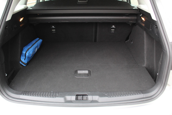 Ford FOCUS Wagon 1.0-125pk EcoBoost Mild-hybrid Titanium. Mooie, ruime, luxe en comfortabele Ford Focus wagon. Volautm. airco dual, camera, easy entry/easy go, stoel-, stuur- en voorraamverw., cruise control, Isofix, side- en lane assist, parkeersensoren v+a, LM wielen etc.