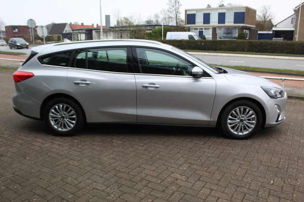 Ford FOCUS Wagon 1.0-125pk EcoBoost Mild-hybrid Titanium. Mooie, ruime, luxe en comfortabele Ford Focus wagon. Volautm. airco dual, camera, easy entry/easy go, stoel-, stuur- en voorraamverw., cruise control, Isofix, side- en lane assist, parkeersensoren v+a, LM wielen etc.