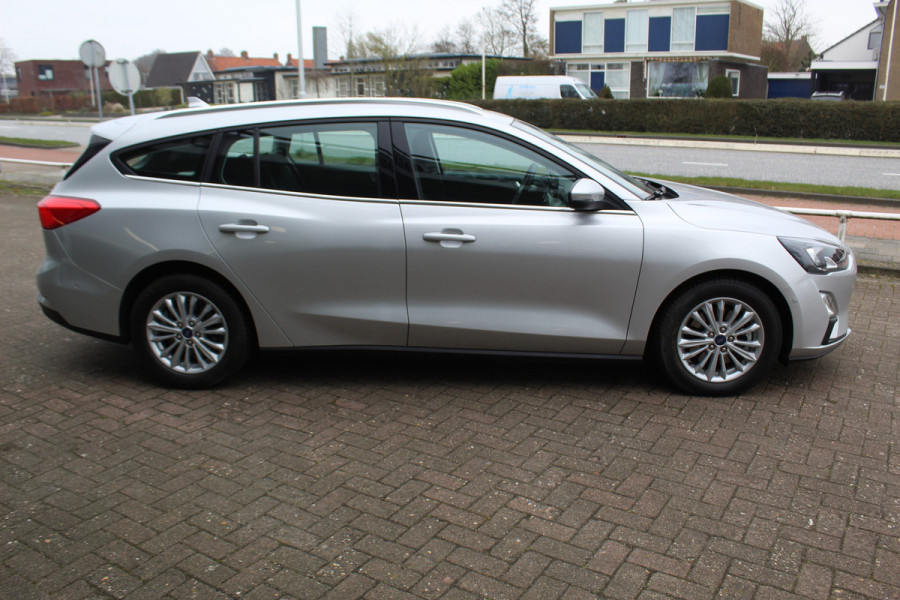 Ford FOCUS Wagon 1.0-125pk EcoBoost Mild-hybrid Titanium. Mooie, ruime, luxe en comfortabele Ford Focus wagon. Volautm. airco dual, camera, easy entry/easy go, stoel-, stuur- en voorraamverw., cruise control, Isofix, side- en lane assist, parkeersensoren v+a, LM wielen etc.