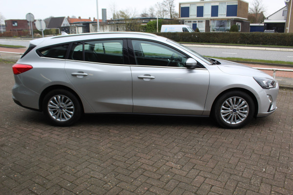 Ford FOCUS Wagon 1.0-125pk EcoBoost Mild-hybrid Titanium. Mooie, ruime, luxe en comfortabele Ford Focus wagon. Volautm. airco dual, camera, easy entry/easy go, stoel-, stuur- en voorraamverw., cruise control, Isofix, side- en lane assist, parkeersensoren v+a, LM wielen etc.