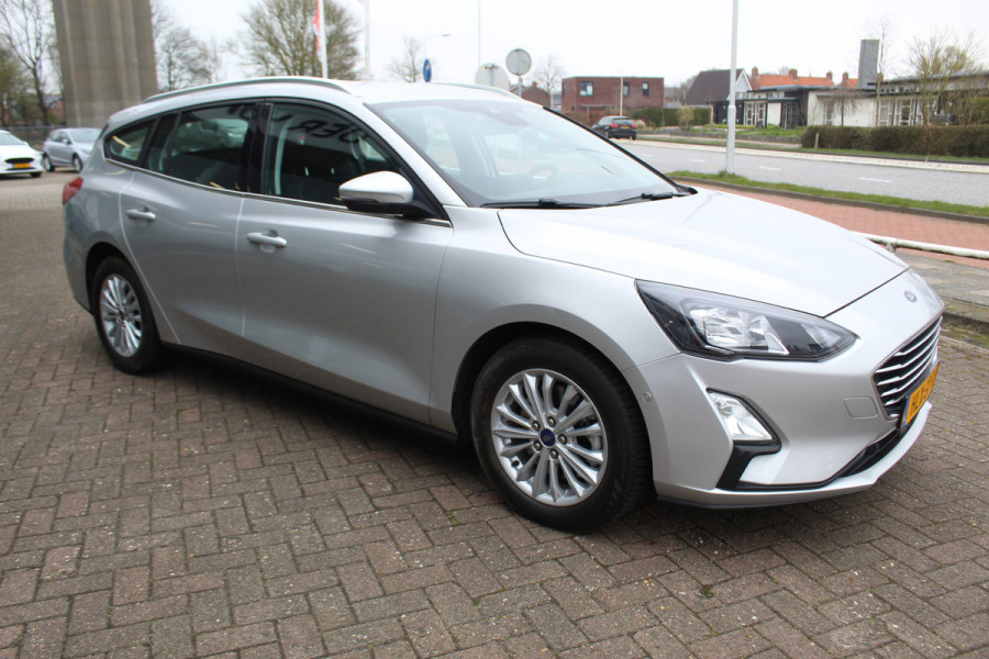 Ford FOCUS Wagon 1.0-125pk EcoBoost Mild-hybrid Titanium. Mooie, ruime, luxe en comfortabele Ford Focus wagon. Volautm. airco dual, camera, easy entry/easy go, stoel-, stuur- en voorraamverw., cruise control, Isofix, side- en lane assist, parkeersensoren v+a, LM wielen etc.