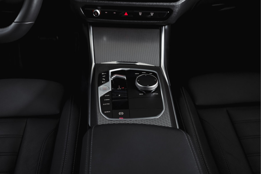 BMW 3 Serie Touring 330e xDrive M Sport Edition | Dig. Cockpit | Adapt. Cruise | Stoelverw. | PDC | 360 Camera | NAV + App. Connect | ECC | Elek. Klep | LM 18" | 3198