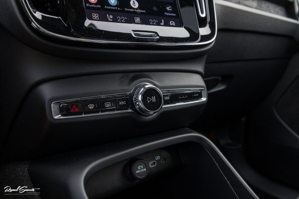 Volvo XC40 Recharge Ultimate 70 kWh | Panoramadak | Harman Kardon | Adaptieve cruise | Memory | Blis |
