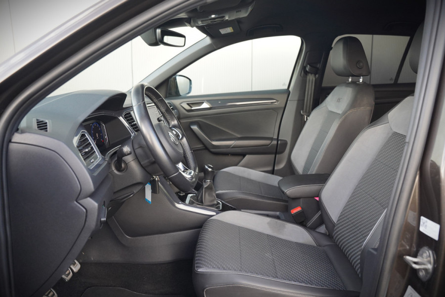 Volkswagen T-Roc 1.5 TSI Sport Business R | R-Line | Adaptive Cruise Control | Navigatie | LED | Apple Carplay | Parkeersensoren | Climate Control | DAB | Digitale Tellers |