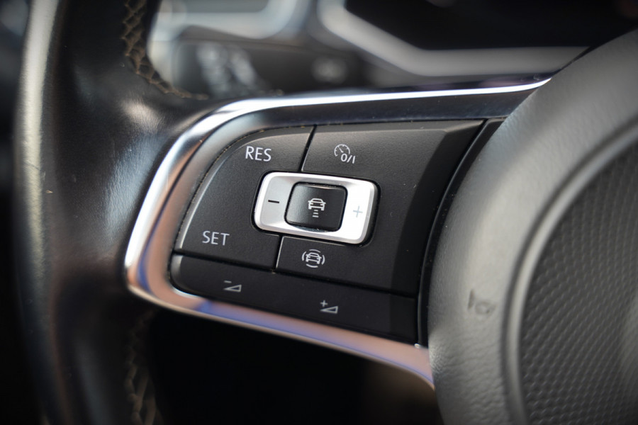 Volkswagen T-Roc 1.5 TSI Sport Business R | R-Line | Adaptive Cruise Control | Navigatie | LED | Apple Carplay | Parkeersensoren | Climate Control | DAB | Digitale Tellers |