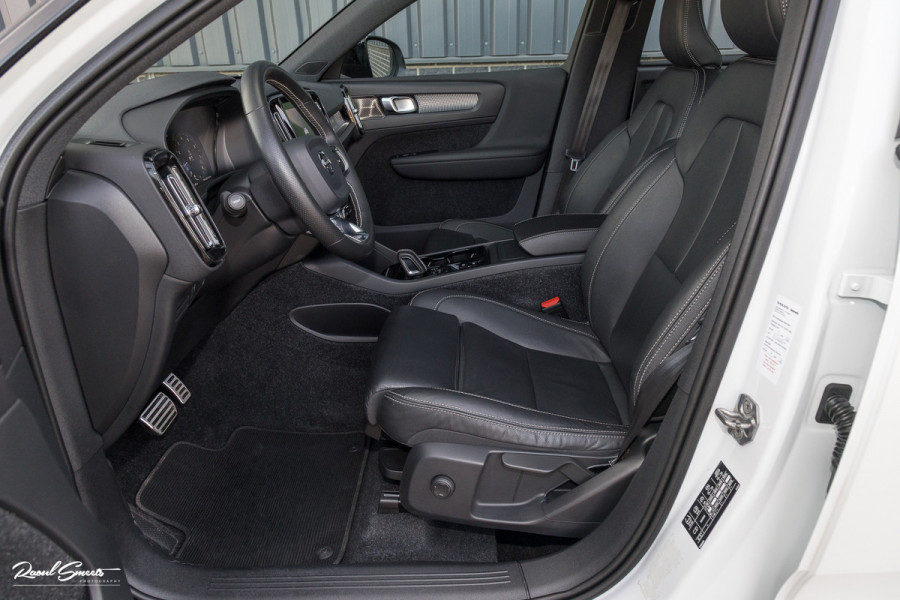 Volvo XC40 2.0 T5 AWD R-Design | Zwenkbare trekhaak | 2.100 Kg Trekgewicht | Panoramadak | Blis | Harman Kardon | 360 Camera |