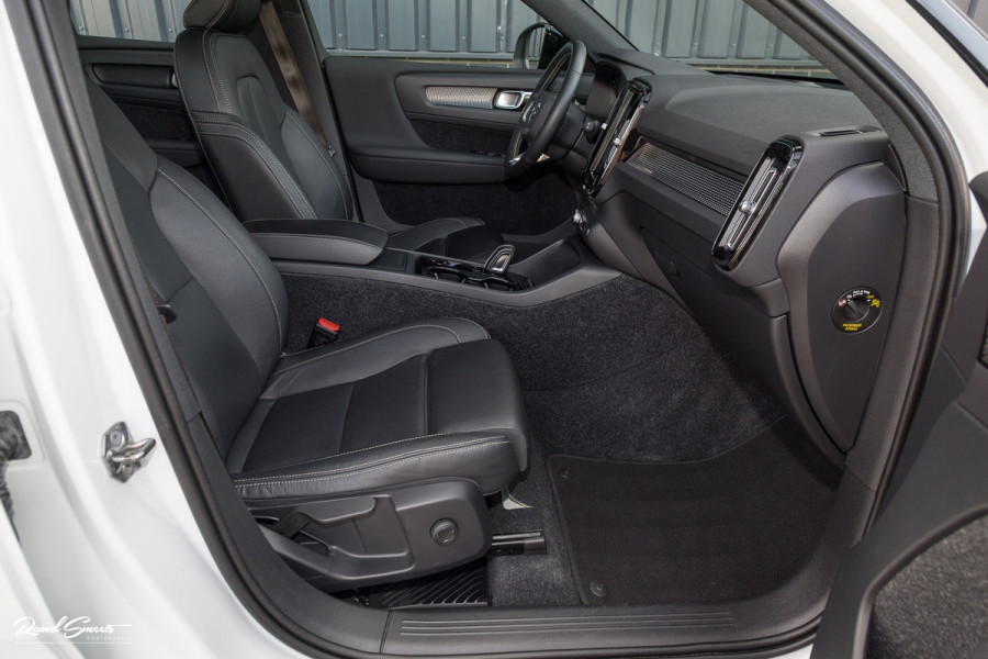 Volvo XC40 2.0 T5 AWD R-Design | Zwenkbare trekhaak | 2.100 Kg Trekgewicht | Panoramadak | Blis | Harman Kardon | 360 Camera |