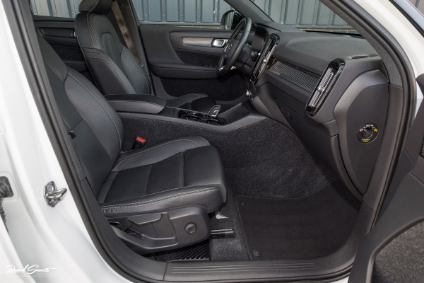 Volvo XC40 2.0 T5 AWD R-Design | Zwenkbare trekhaak | 2.100 Kg Trekgewicht | Panoramadak | Blis | Harman Kardon | 360 Camera |