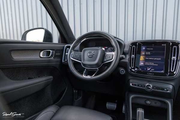 Volvo XC40 2.0 T5 AWD R-Design | Zwenkbare trekhaak | 2.100 Kg Trekgewicht | Panoramadak | Blis | Harman Kardon | 360 Camera |