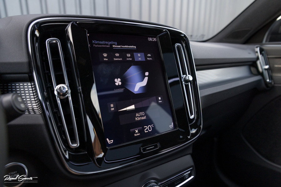 Volvo XC40 2.0 T5 AWD R-Design | Zwenkbare trekhaak | 2.100 Kg Trekgewicht | Panoramadak | Blis | Harman Kardon | 360 Camera |