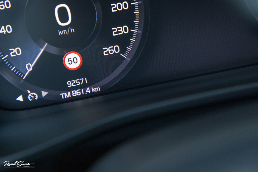 Volvo XC40 2.0 T5 AWD R-Design | Zwenkbare trekhaak | 2.100 Kg Trekgewicht | Panoramadak | Blis | Harman Kardon | 360 Camera |
