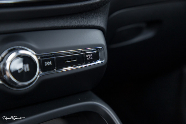 Volvo XC40 2.0 T5 AWD R-Design | Zwenkbare trekhaak | 2.100 Kg Trekgewicht | Panoramadak | Blis | Harman Kardon | 360 Camera |