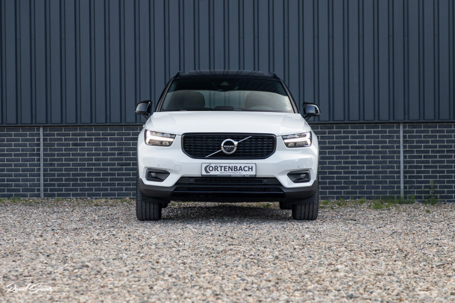 Volvo XC40 2.0 T5 AWD R-Design | Zwenkbare trekhaak | 2.100 Kg Trekgewicht | Panoramadak | Blis | Harman Kardon | 360 Camera |