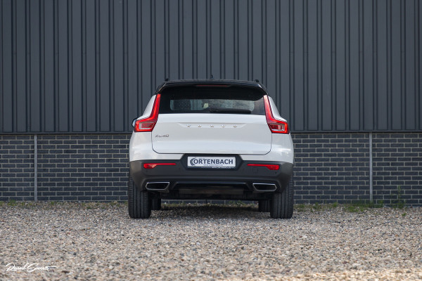 Volvo XC40 2.0 T5 AWD R-Design | Zwenkbare trekhaak | 2.100 Kg Trekgewicht | Panoramadak | Blis | Harman Kardon | 360 Camera |