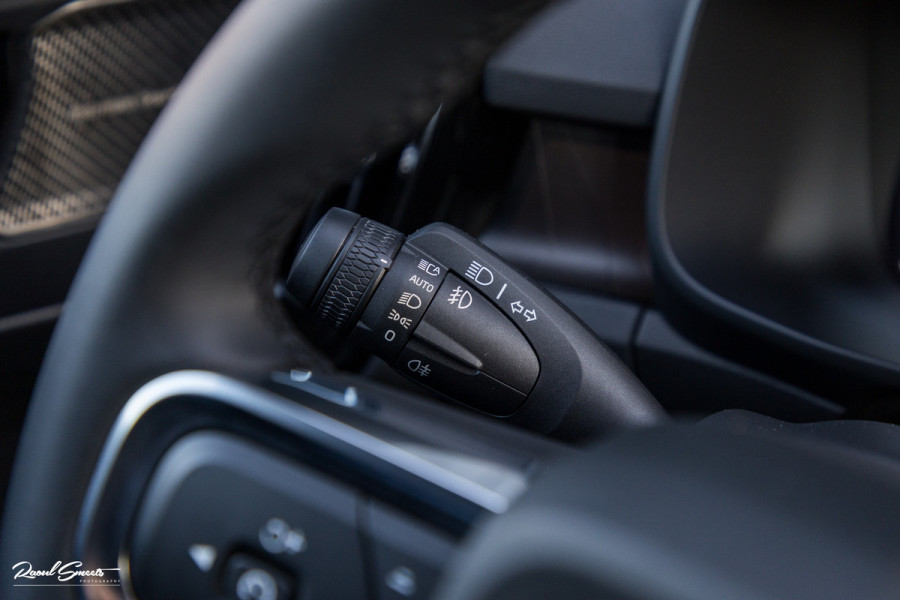 Volvo XC40 1.5 T4 Plug-in hybrid Plus Dark | Harman Kardon | Adaptieve cruise | Zwenkbare trekhaak | Blis | Memory |