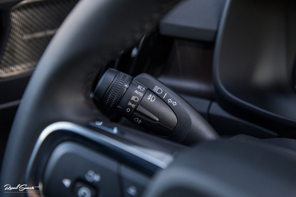 Volvo XC40 1.5 T4 Plug-in hybrid Plus Dark | Harman Kardon | Adaptieve cruise | Zwenkbare trekhaak | Blis | Memory |