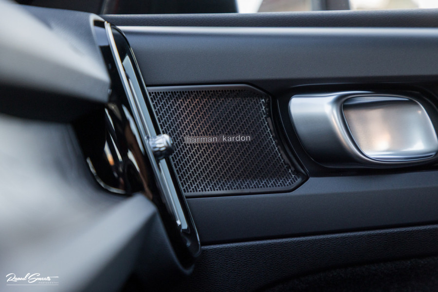 Volvo XC40 1.5 T4 Plug-in hybrid Plus Dark | Harman Kardon | Adaptieve cruise | Zwenkbare trekhaak | Blis | Memory |