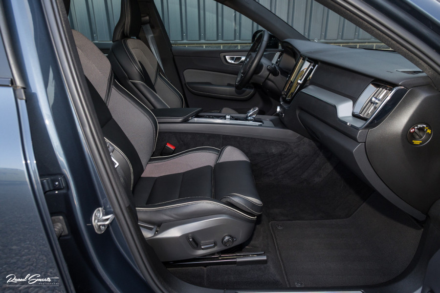 Volvo XC60 2.0 T6 Plug-in hybrid AWD Plus Dark | Panoramadak | Adaptieve cruise | Blis | Memory | Harman Kardon |