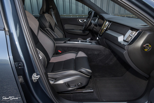 Volvo XC60 2.0 T6 Plug-in hybrid AWD Plus Dark | Panoramadak | Adaptieve cruise | Blis | Memory | Harman Kardon |